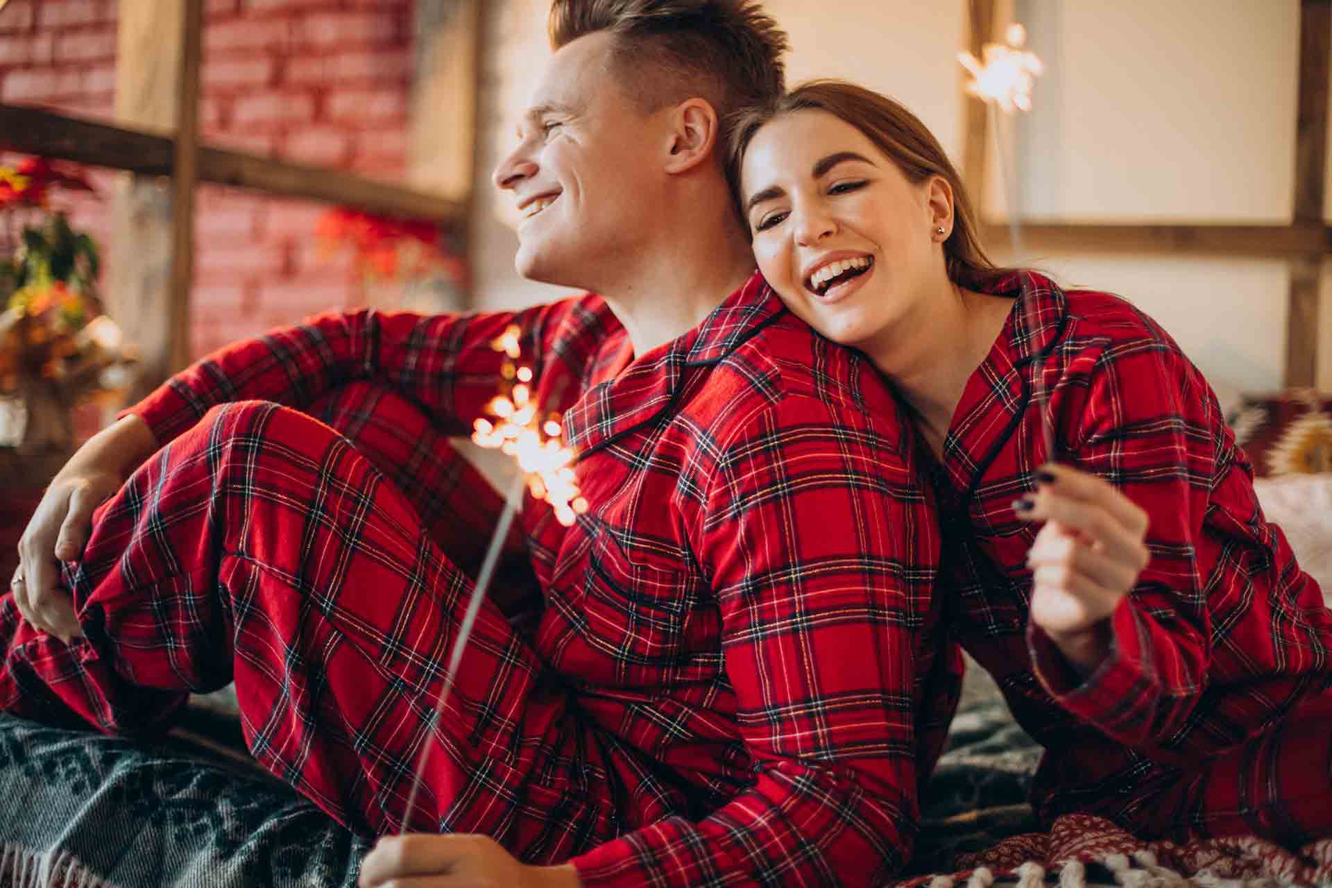 Pigiami natalizi di coppia: idee per trascorrere un Natale di relax