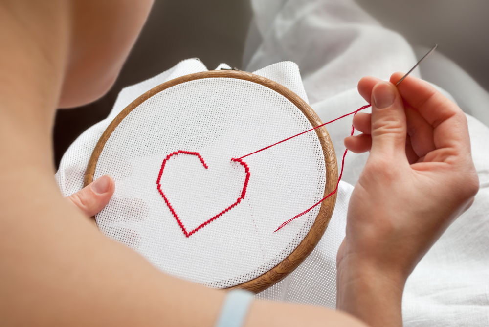 Cuori con fiori a punto croce: 7 schemi gratis
