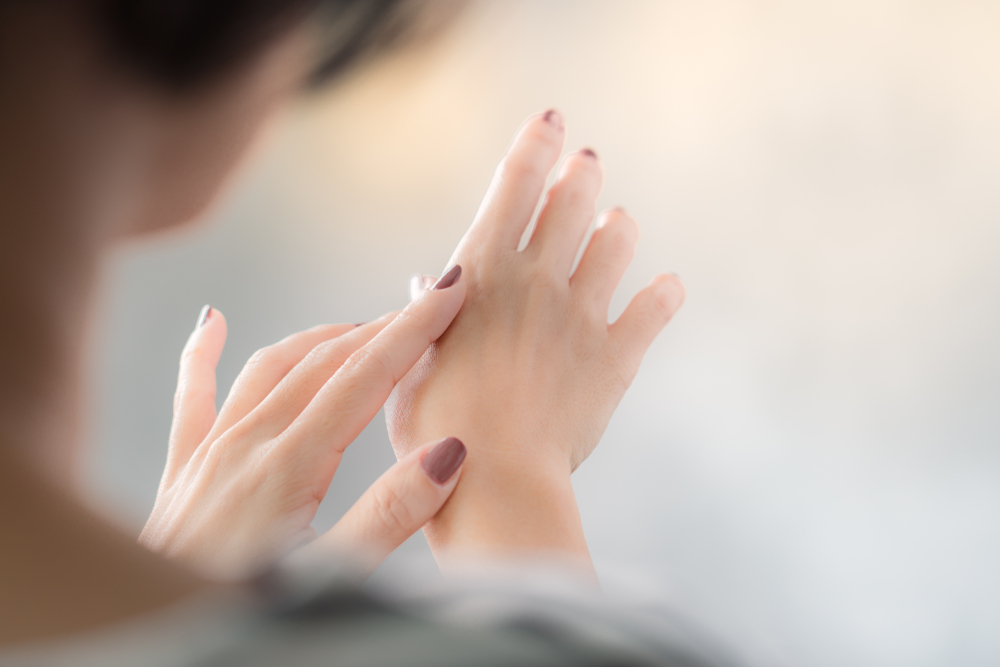 Mani come carta vetrata: 7 rimedi per ammorbidirle