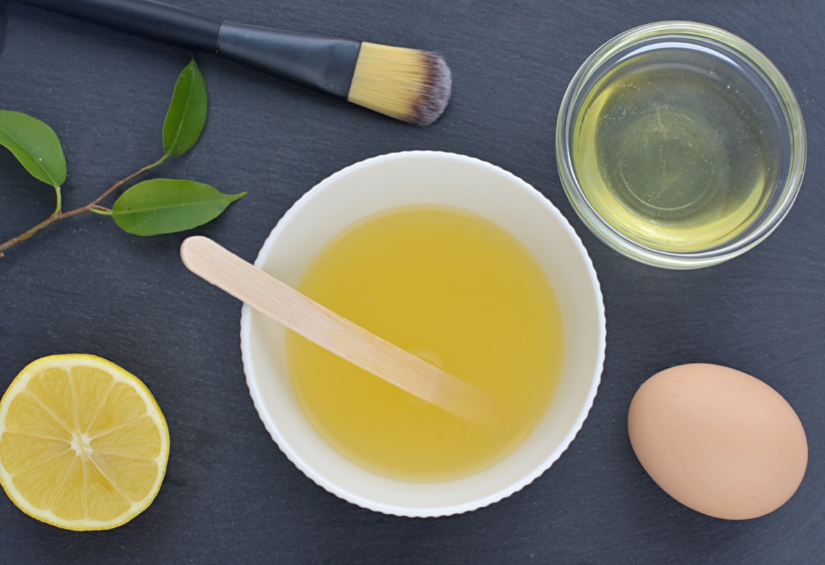 Maschera viso con l'albume: come farla e a cosa serve questo rimedio della nonna