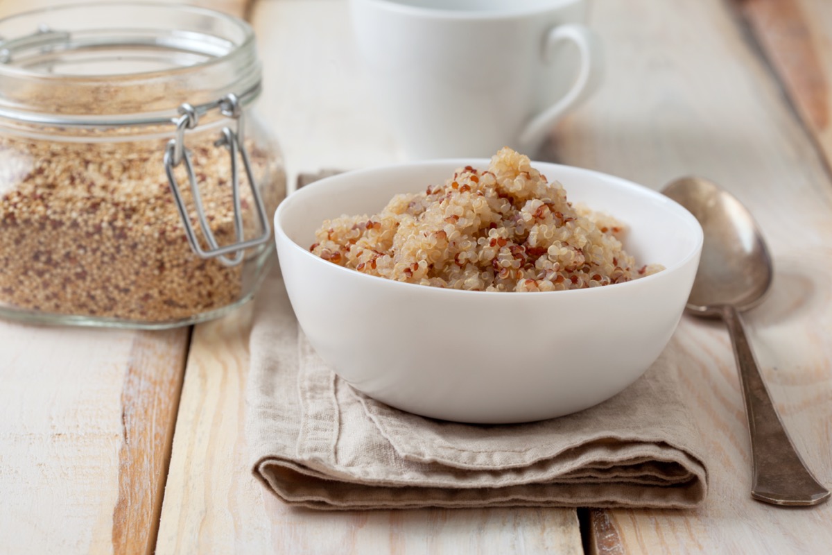 Come cucinare la quinoa lessata al naturale per un pasto leggero
