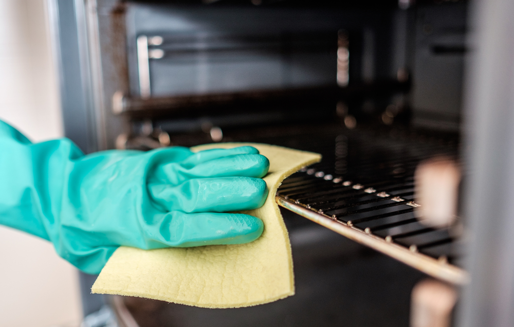 Come pulire il forno incrostato: 5 rimedi per la pulizia senza fatica