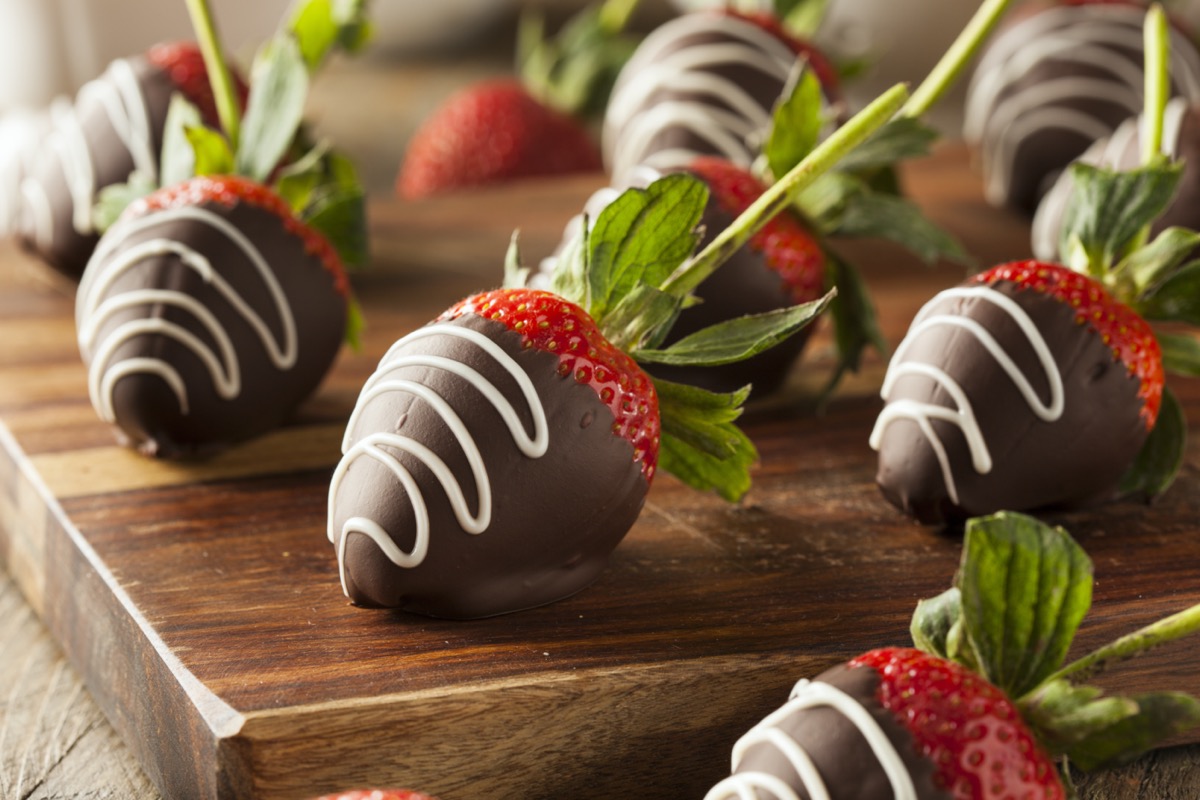 Le fragole ricoperte di cioccolato con la ricetta semplice e golosa
