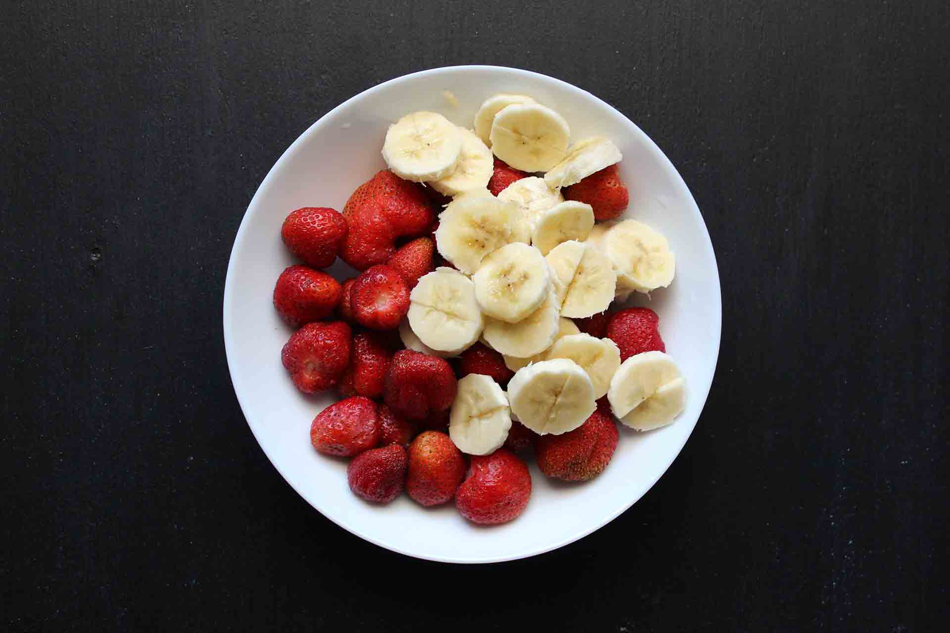 Macedonia di fragole e banane pronta in 5 minuti