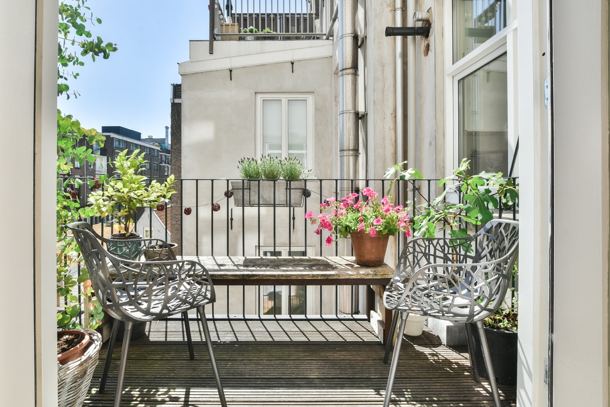 Come pulire il balcone sporco: dal pavimento ai davanzali incrostati