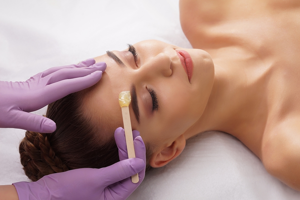 Come rimuovere i peli del viso per le donne