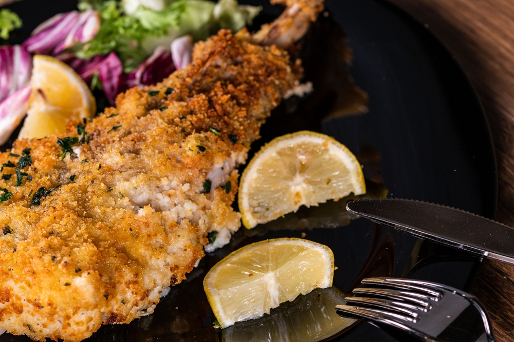 Branzino al forno: la ricetta leggera e gratinata