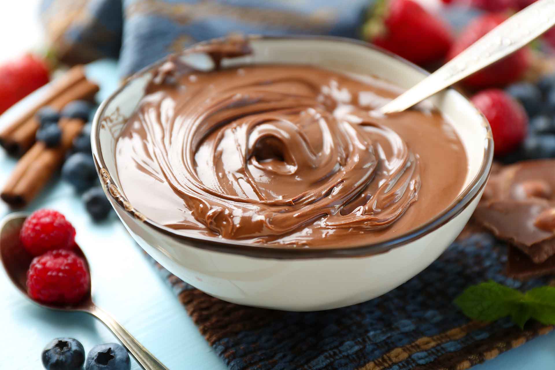 Crema pasticcera al cioccolato, ricetta e consigli per non fare errori