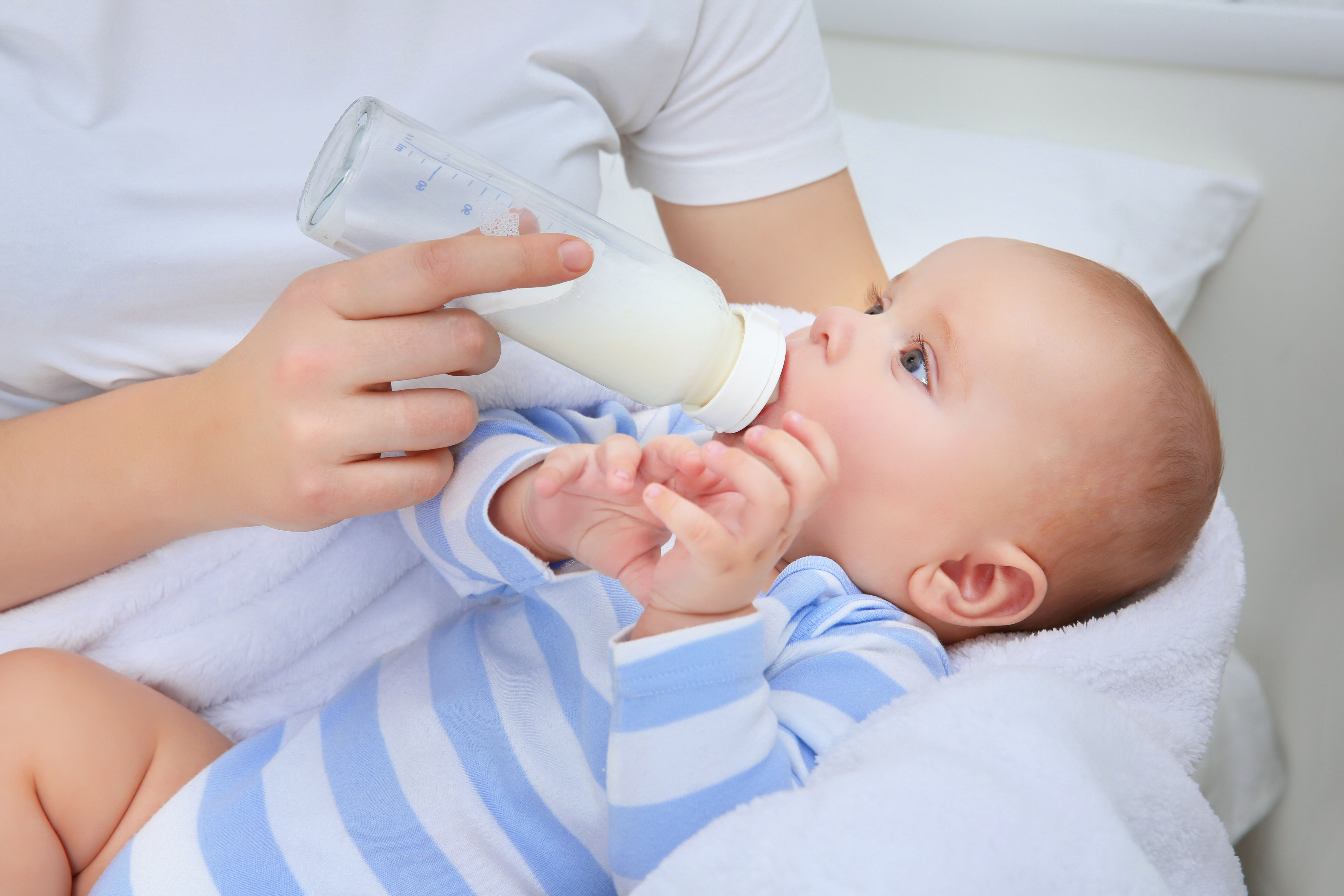 Allattare con latte artificiale: consigli per le mamme