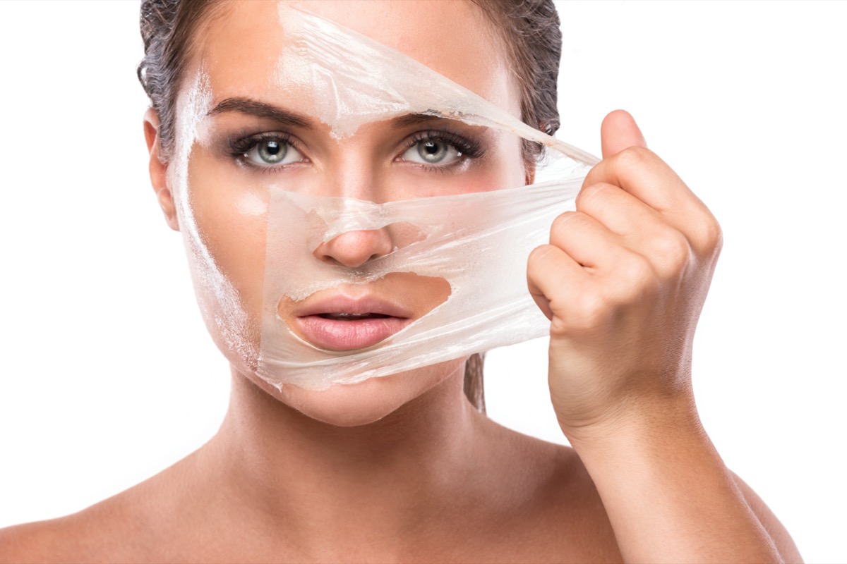 Peeling viso: cos'è e quanti tipi di trattamenti esistono