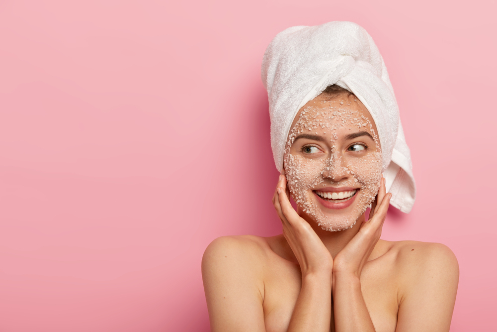 Come esfoliare il viso senza danneggiare la pelle