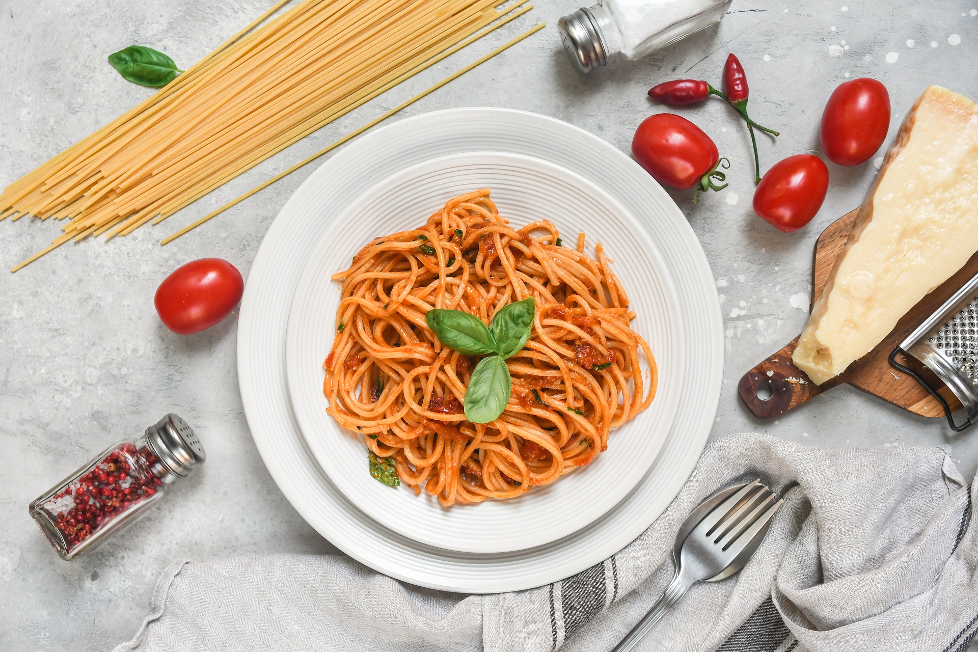 Spaghetti al pomodoro e basilico, la ricetta che piace ai bambini