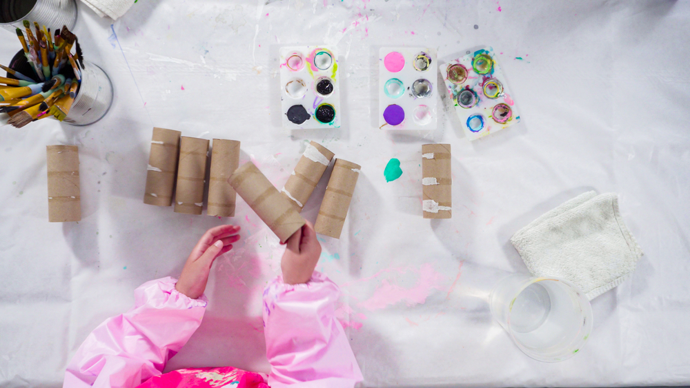 Idee zucche per bambini: i timbri fai da te con rotoli e tappi di plastica
