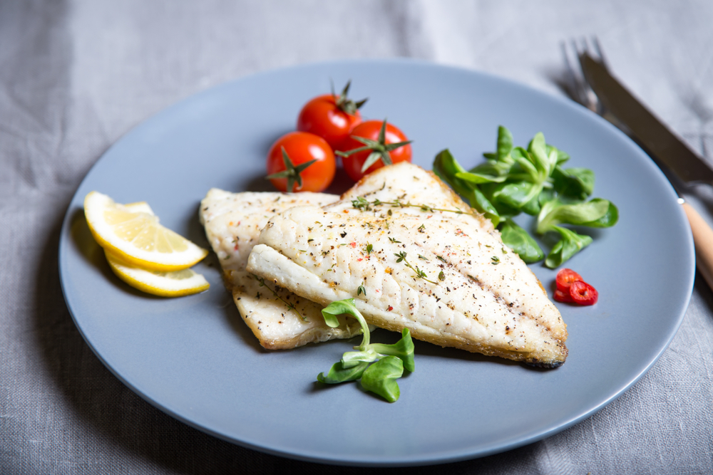 Branzino con pomodorini al forno, la ricetta