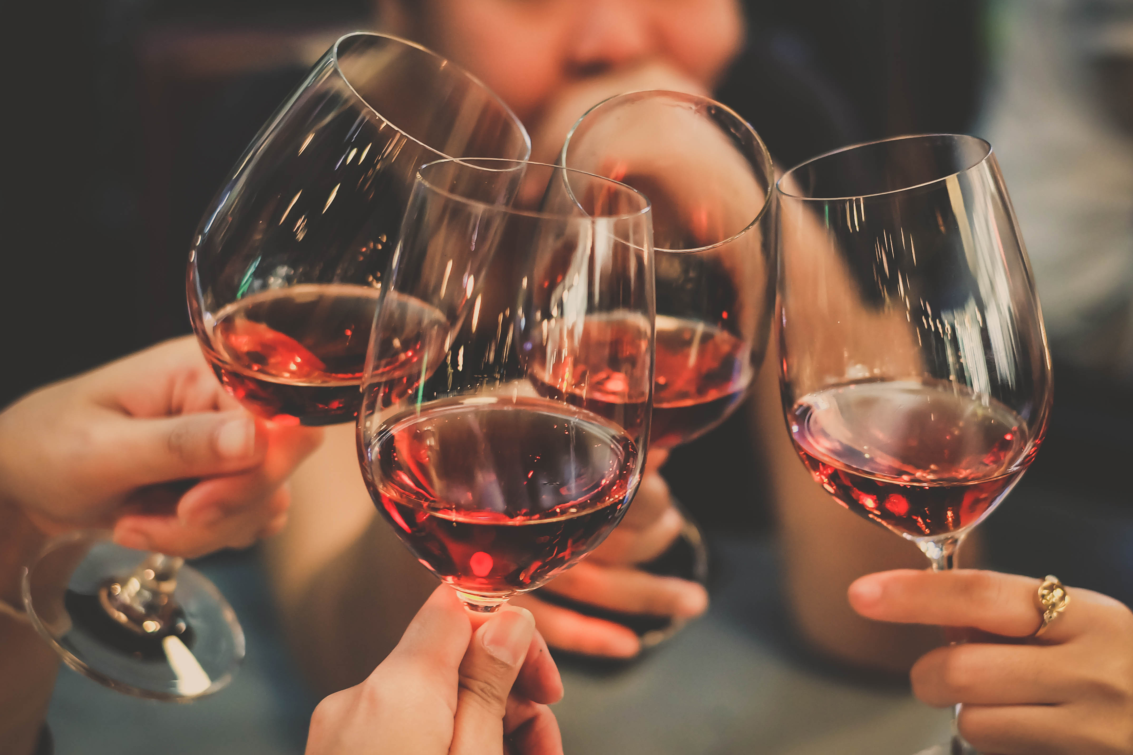 Bevi un po’ troppo alcol? Ecco i dettagli cui prestare attenzione