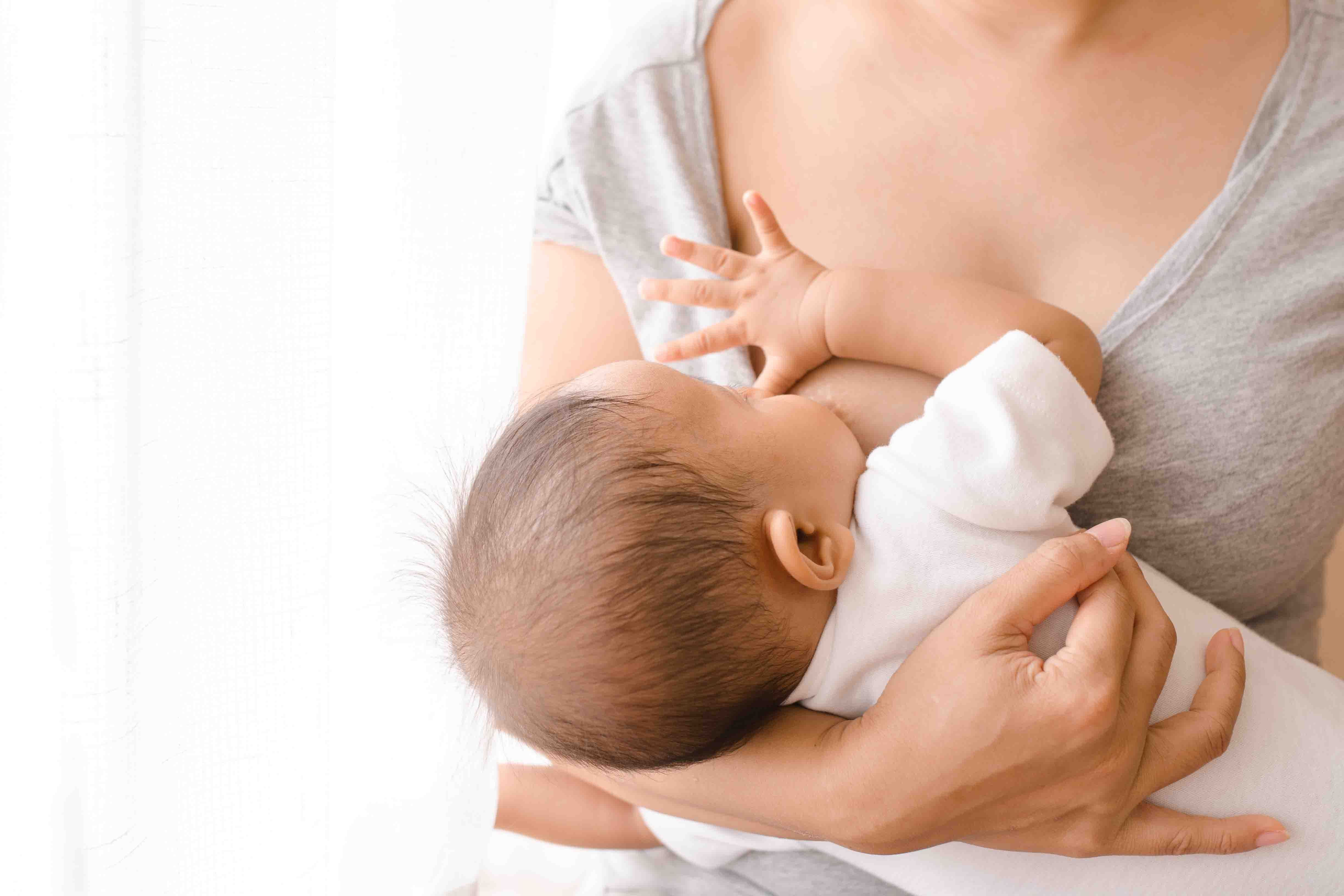 Allattamento al seno in pubblico, la maternità non deve più essere un tabù
