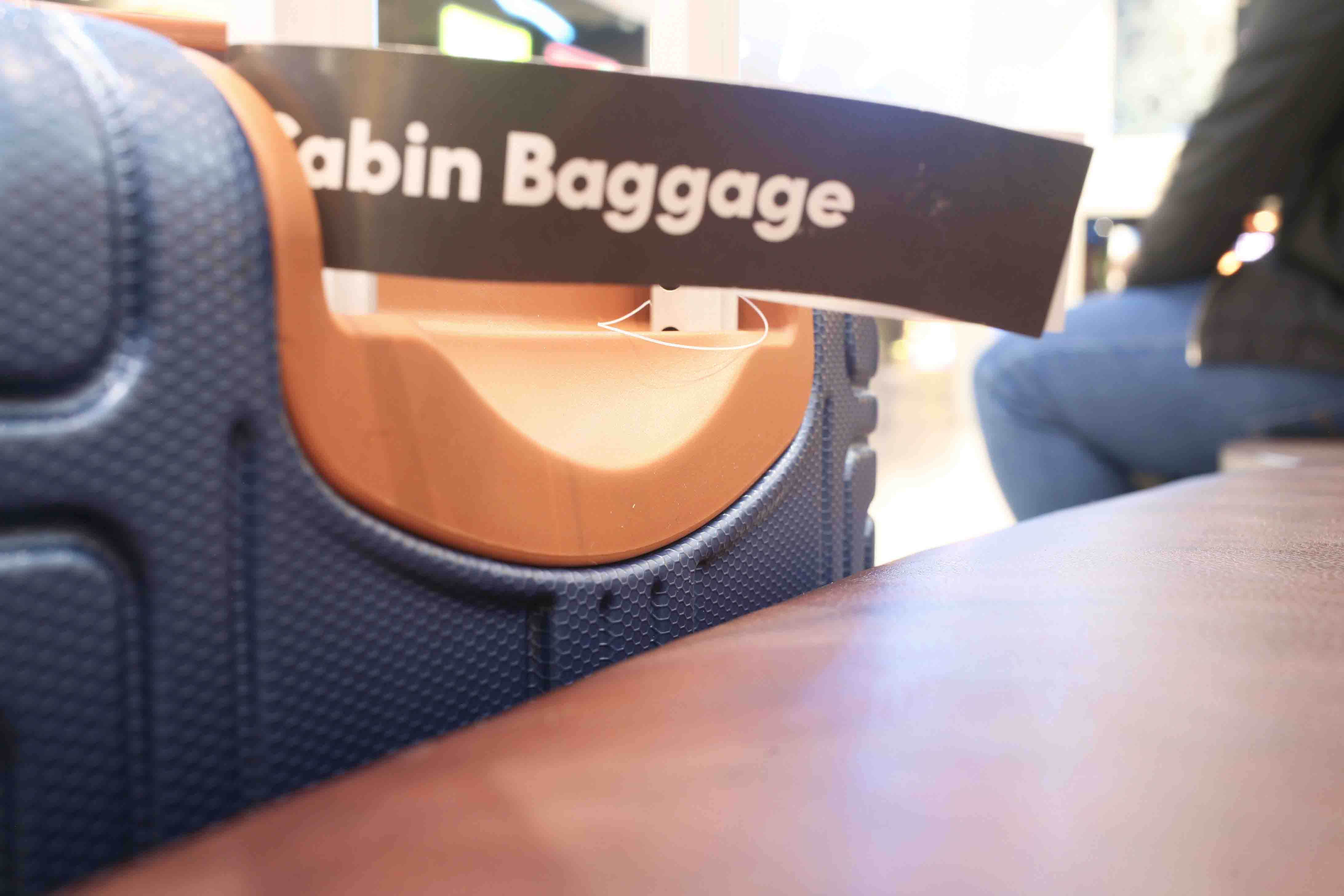 Qual è la differenza tra bagaglio a mano e borsa piccola?