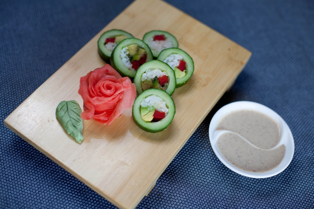 Sushi di cetriolo e verdure crude