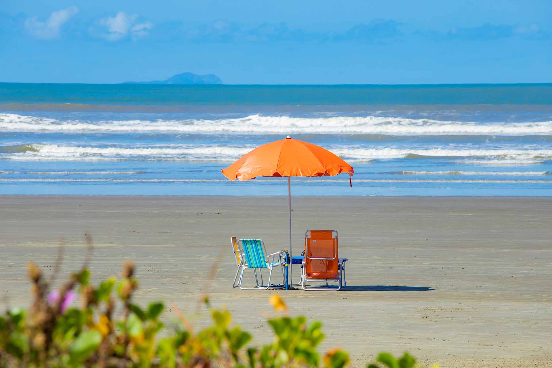 Come piantare in sicurezza l'ombrellone in spiaggia