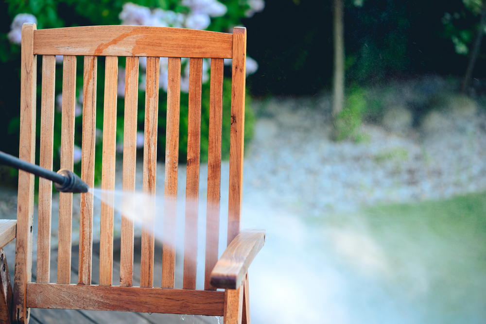 Come togliere gli escrementi degli uccelli dai mobili da giardino
