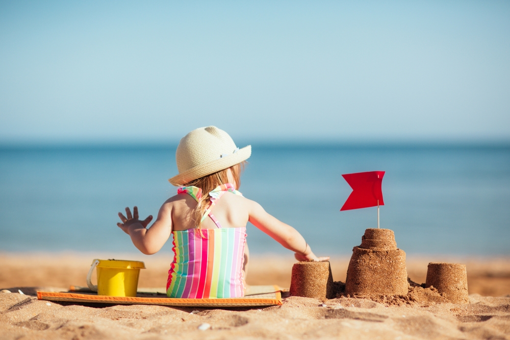 I consigli per portare il bambino in spiaggia in sicurezza