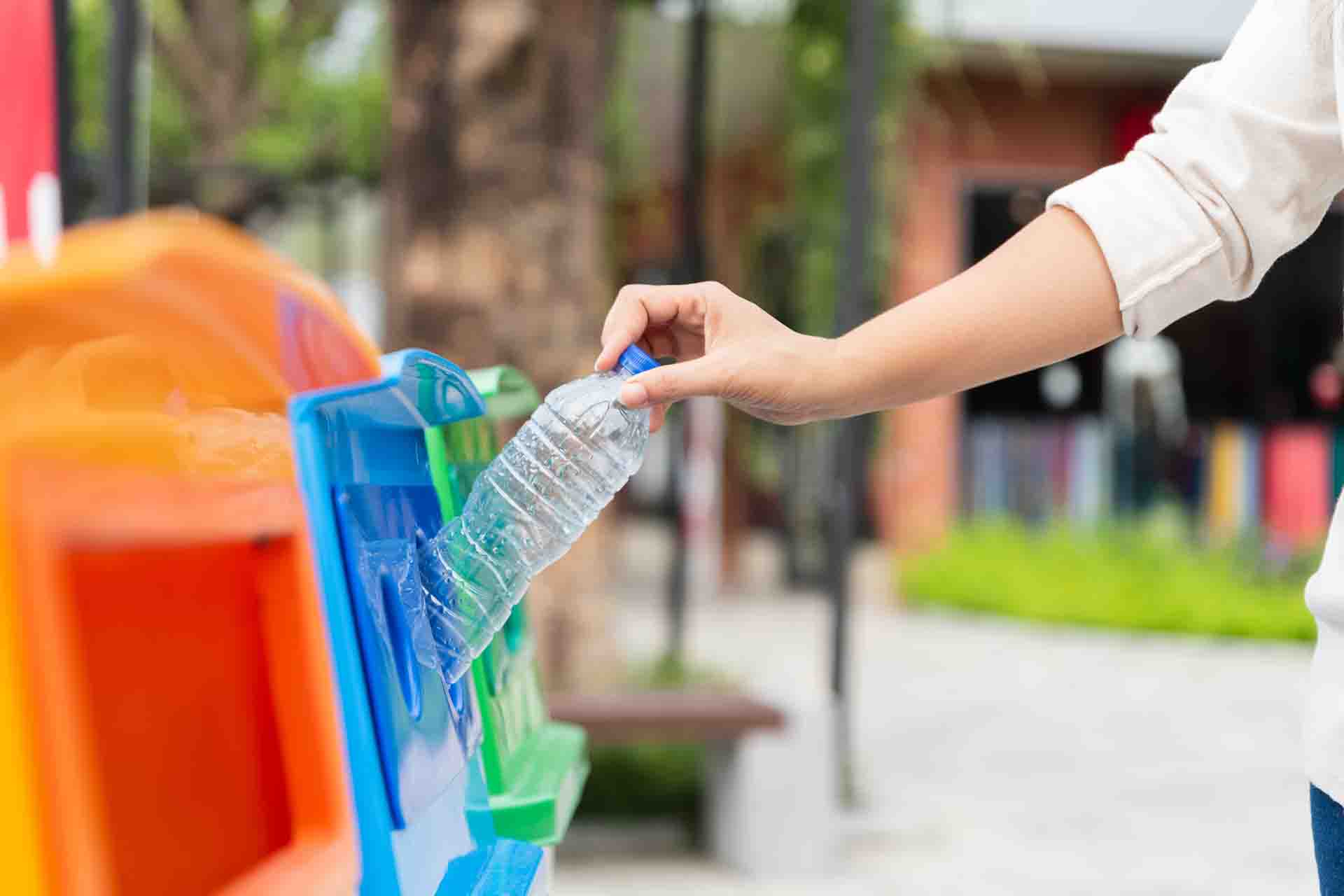 Cosa diventano le bottiglie di plastica riciclate?