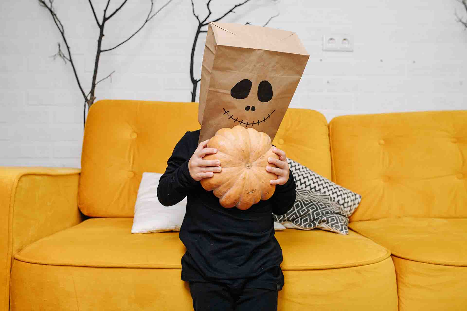 Come realizzare delle maschere di Halloween con sacchetti di carta