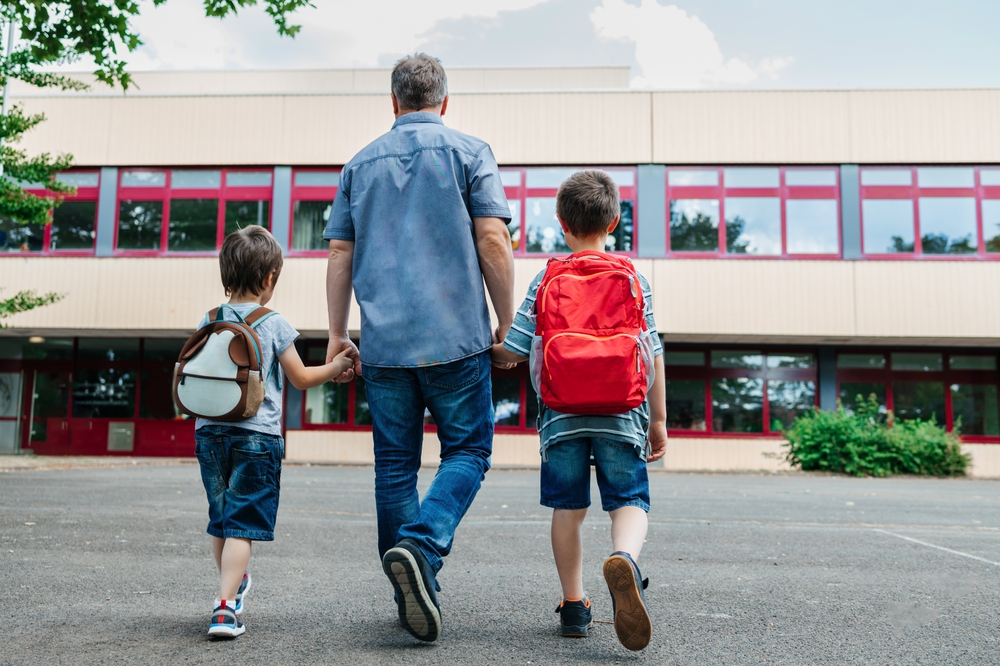 Come gestire i bambini che vanno in scuole diverse