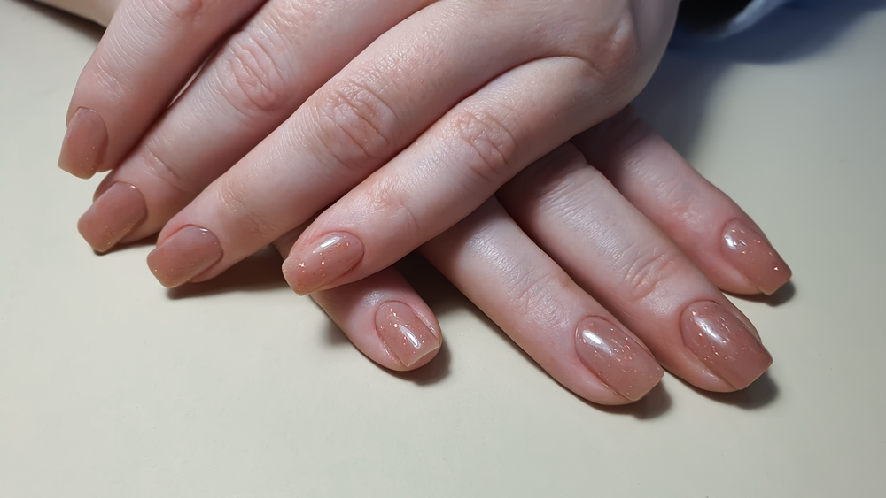 Che cos’è la manicure overlay e quali sono i vantaggi