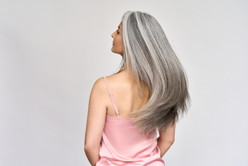 Come portare i capelli grigi senza sembrare vecchia?