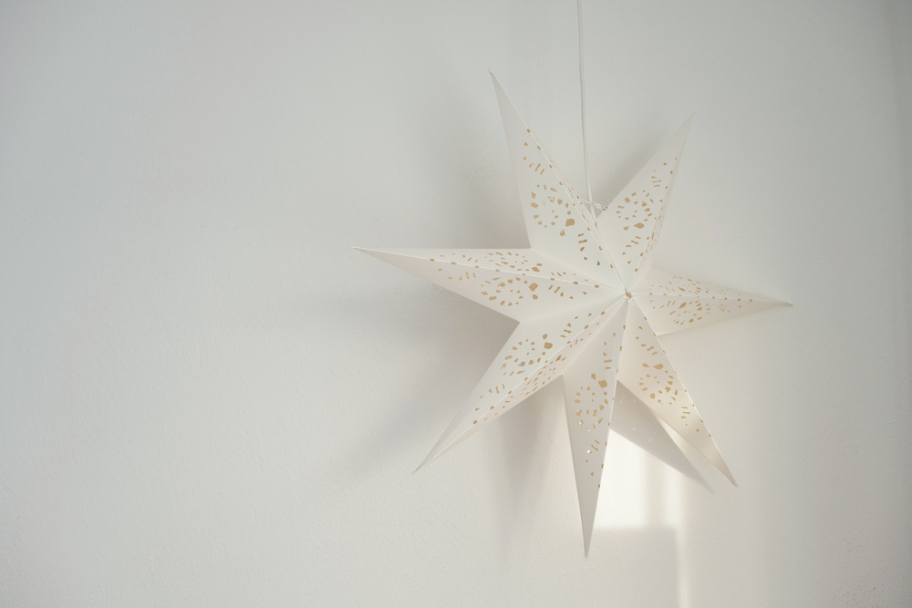 Come fare le stelle di Natale di carta: 2 idee facili e creative