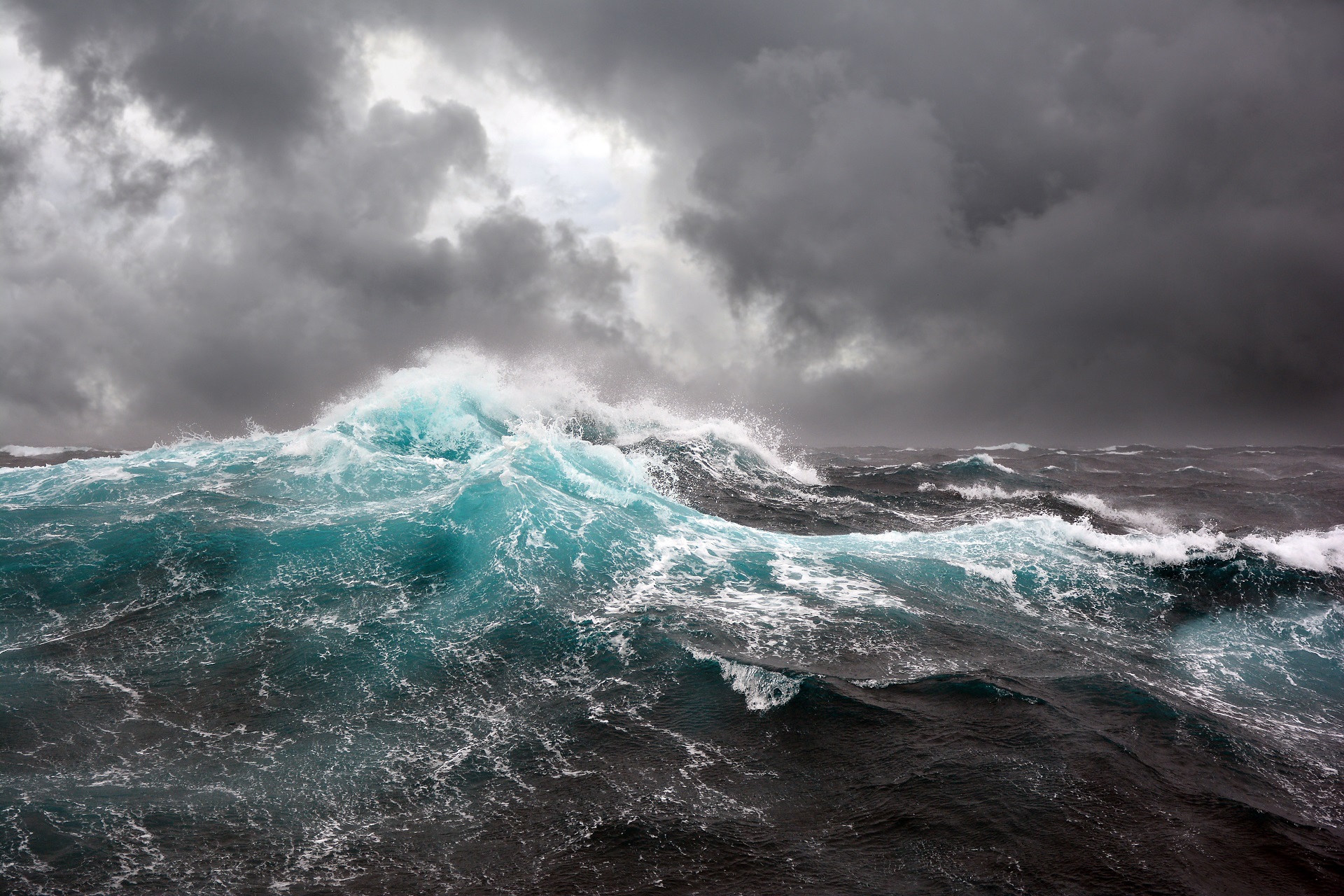Sognare il mare agitato e le onde alte: significato e numeri