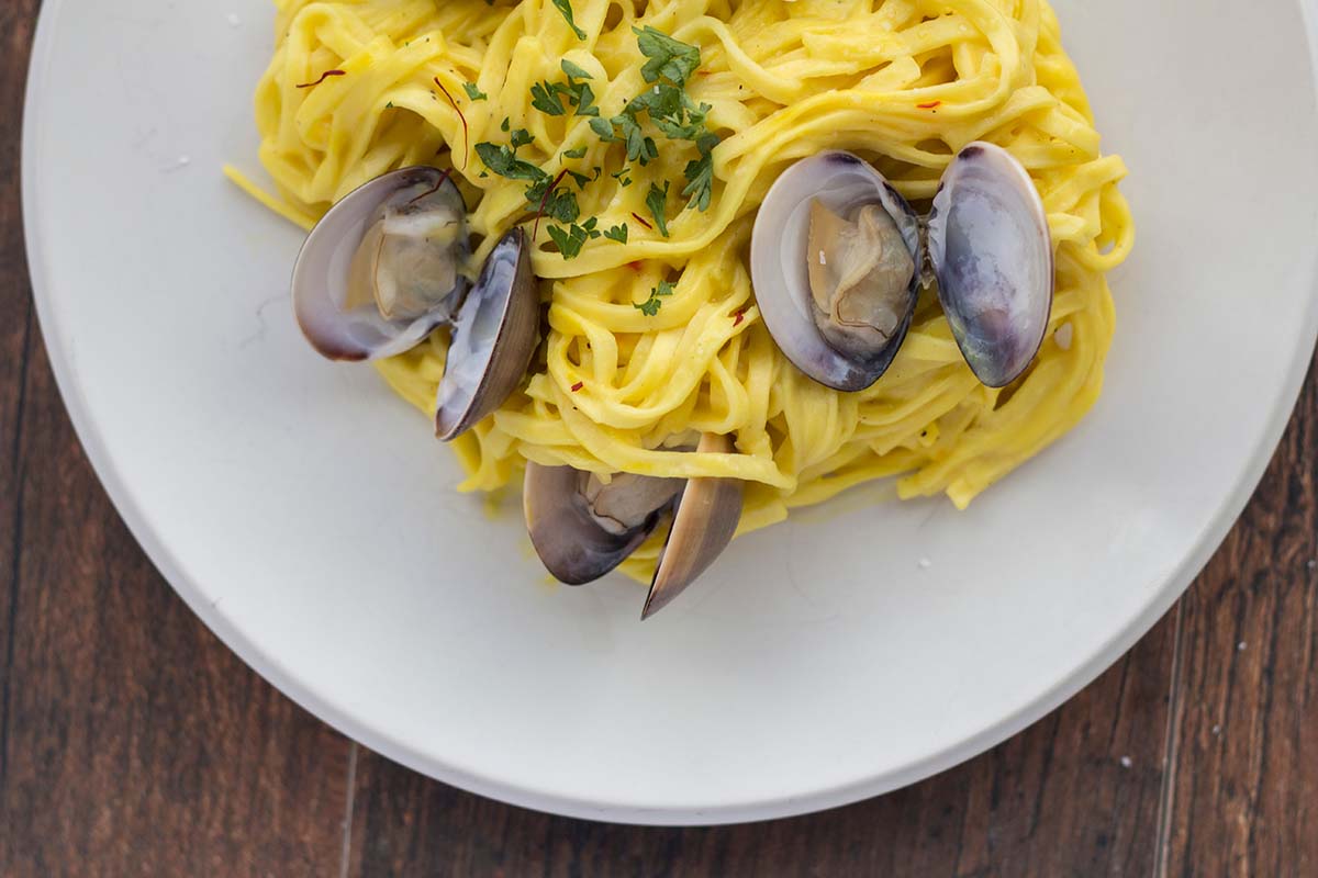 La ricetta degli spaghetti con vongole e zafferano