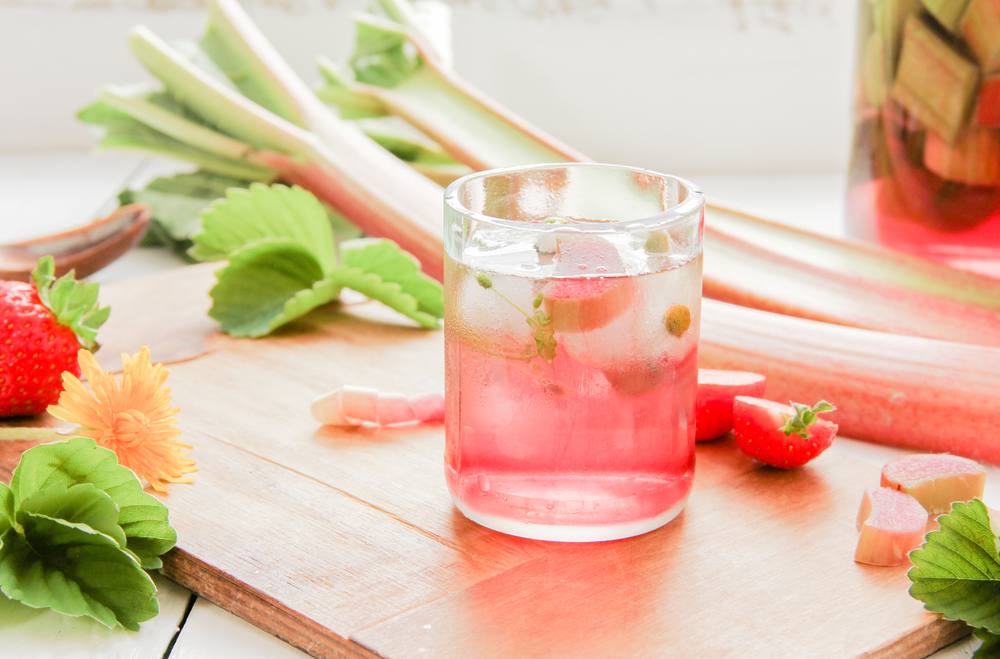 Mocktail al rabarbaro, per brindare con gusto senza esagerare
