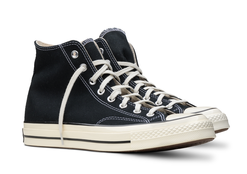 Converse personalizzate: due idee ricamate