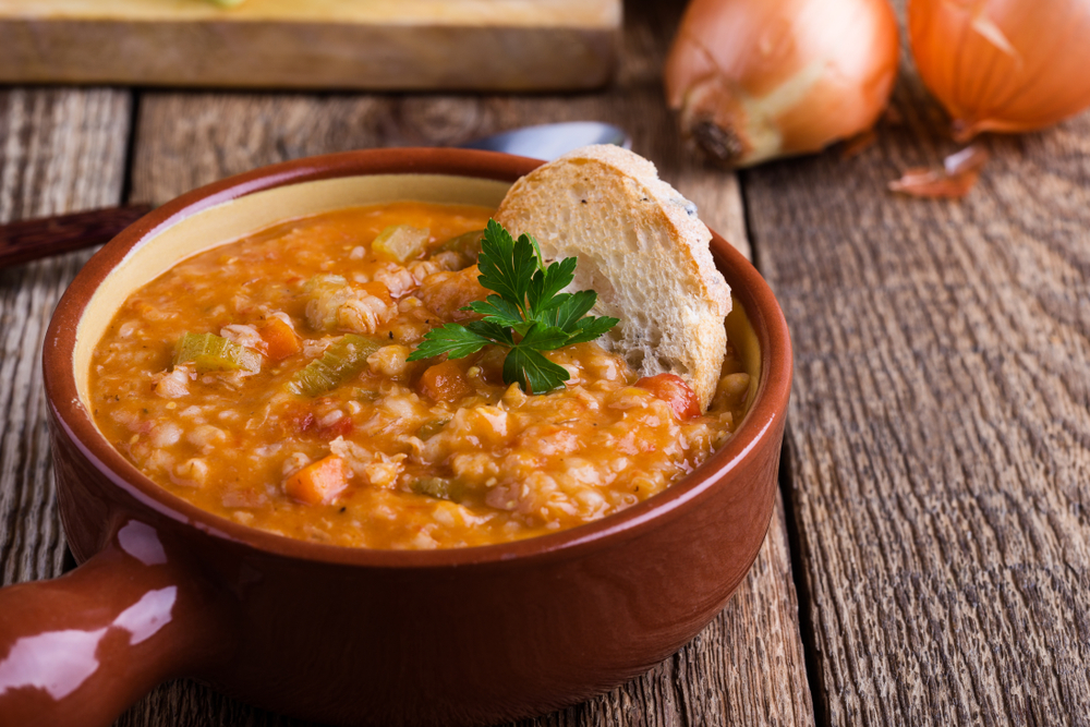 Zuppa d'orzo con il manzo, la ricetta per scaldare l'inverno