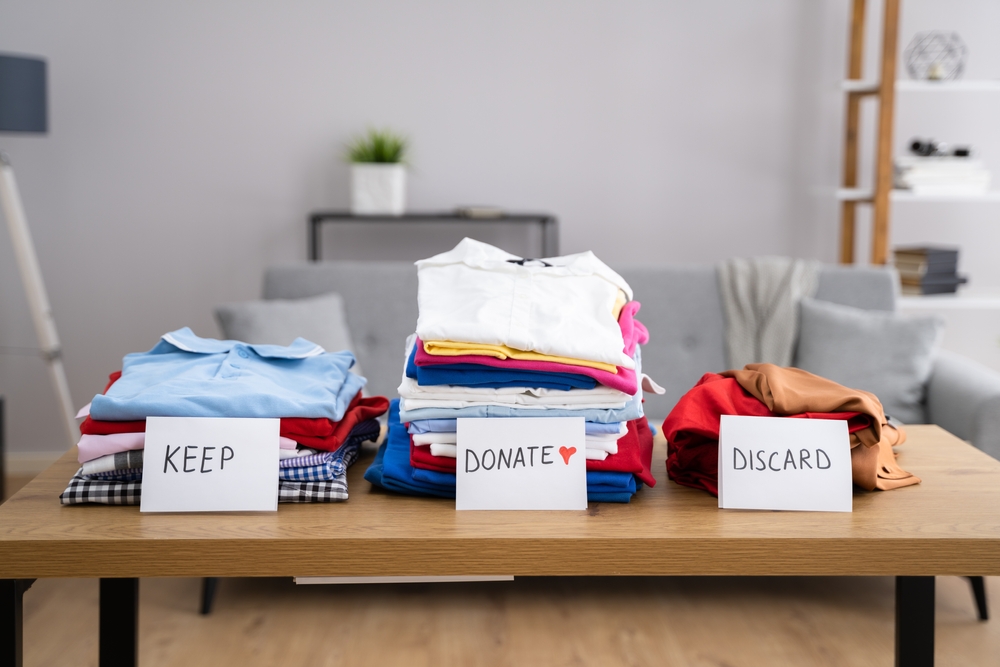 Guida Pratica di Decluttering: Come Riorganizzare Perfettamente il tuo Armadio per il Nuovo Anno