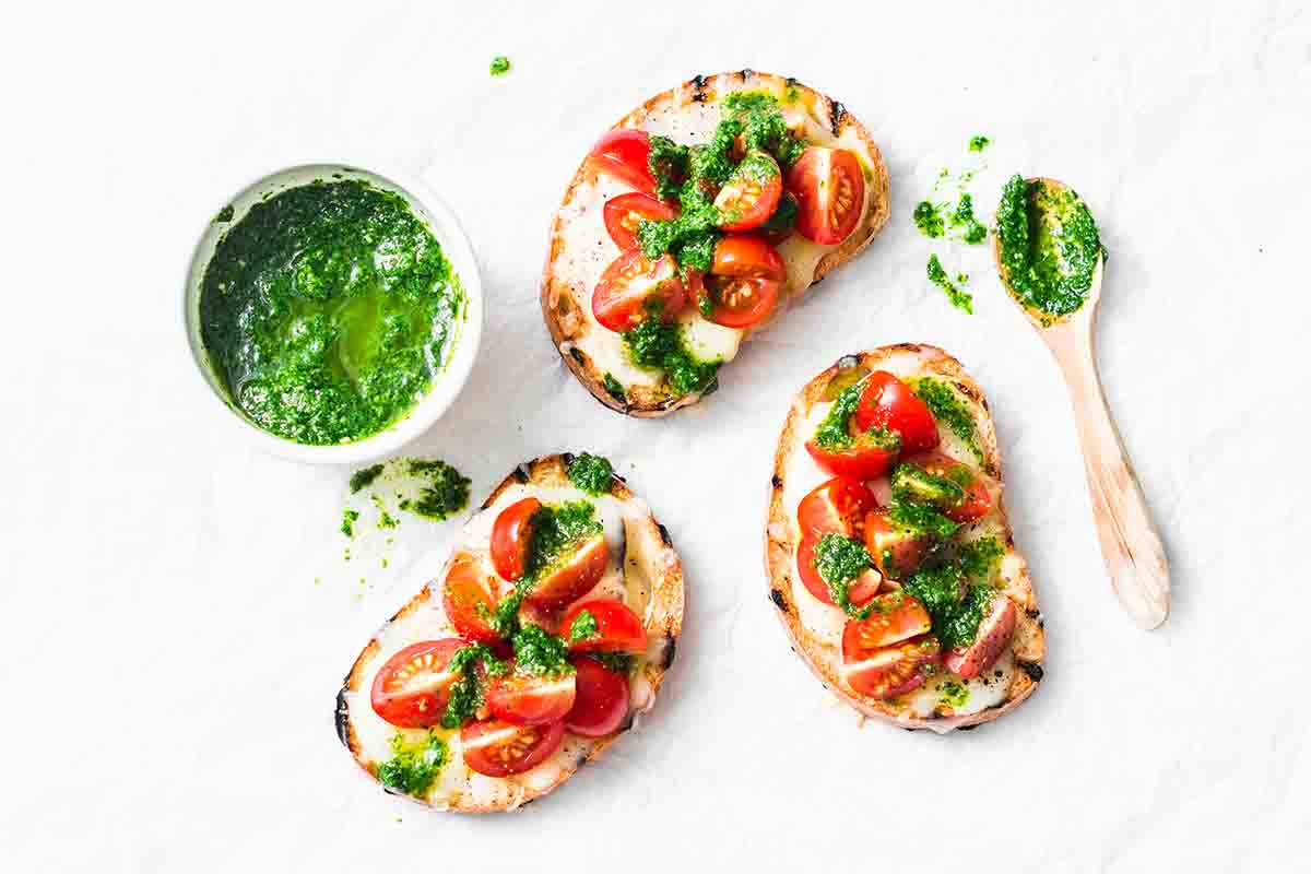 La ricetta della bruschetta alla caprese con pesto