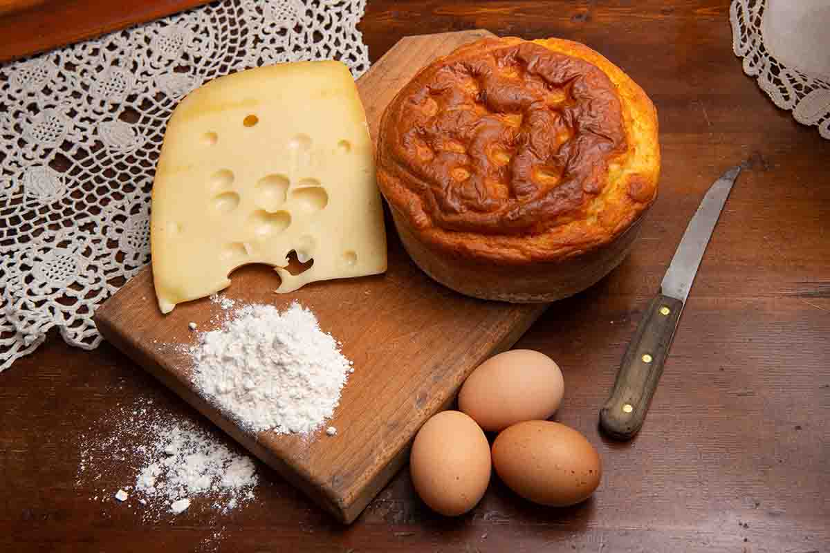 Come si prepara la pizza di Pasqua al formaggio