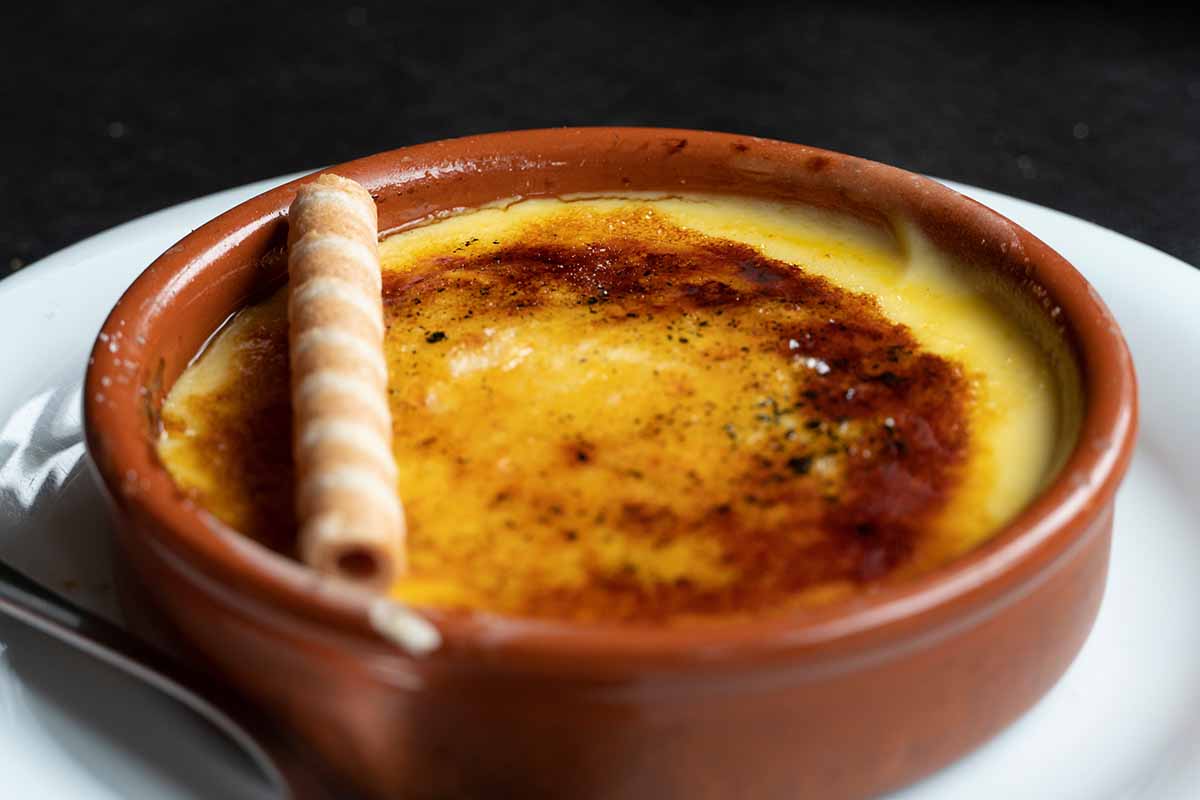 Come si prepara la crema catalana, la ricetta