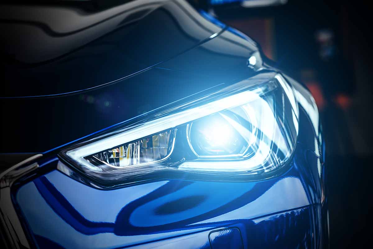 Come pulire i fari opacizzati dell'auto