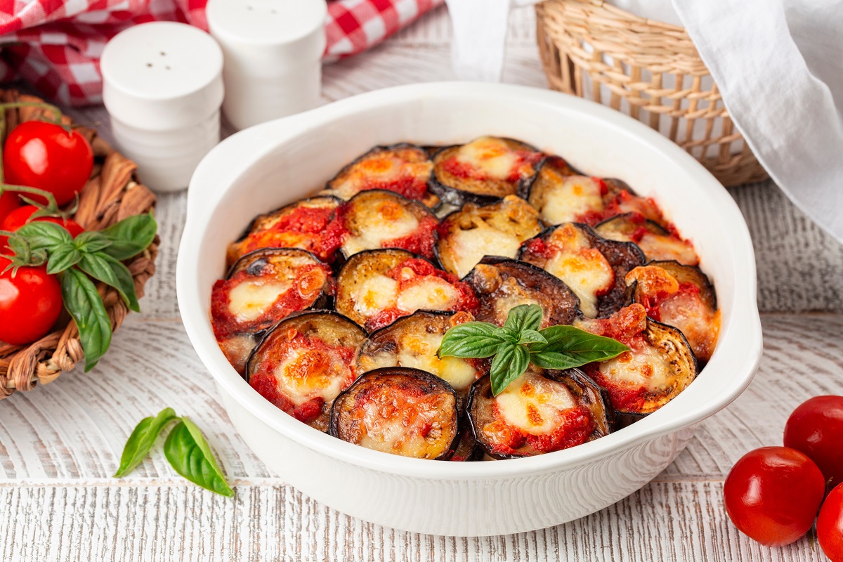 Parmigiana di melanzane non fritte, la ricetta leggera