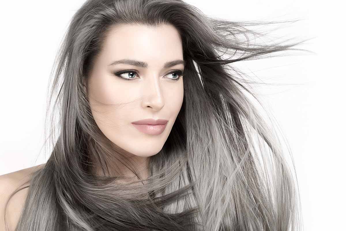 Come avere capelli dai riflessi metallici