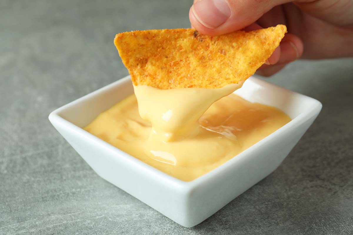 Come preparare i nachos con formaggio per l'aperitivo
