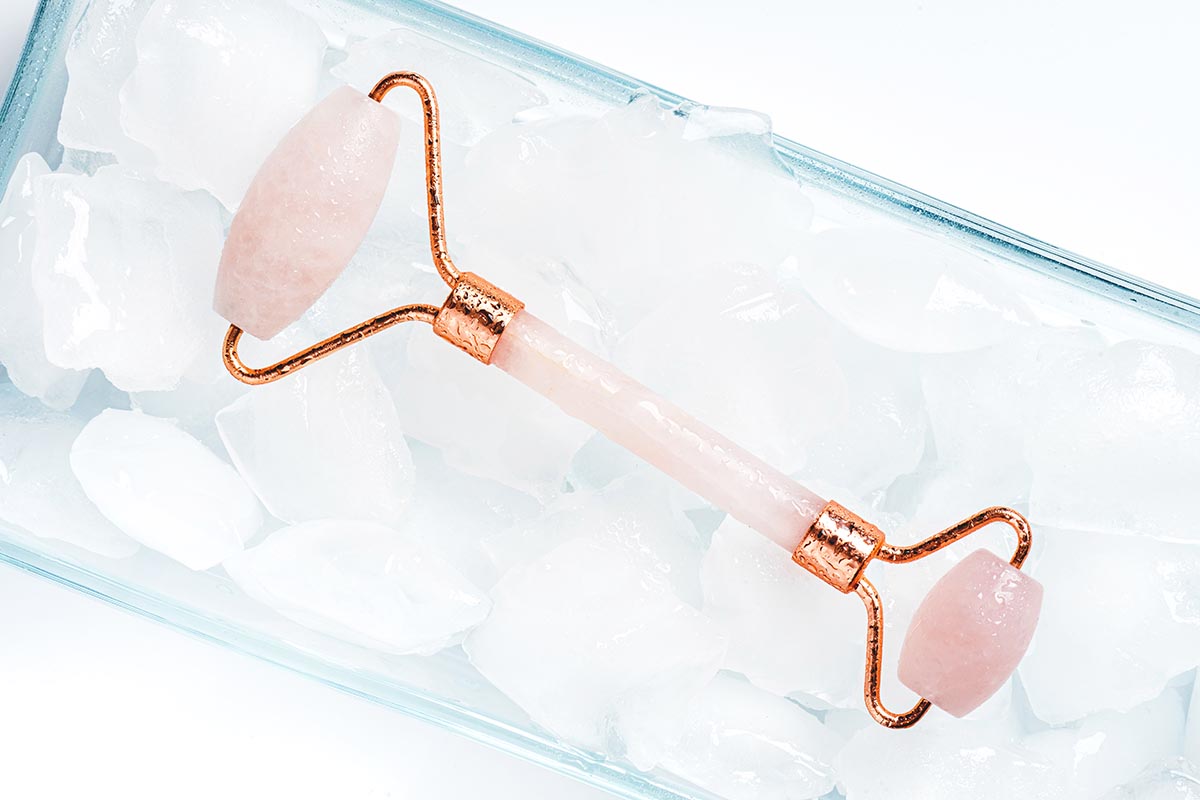 Come passare l'Ice Roller sul viso