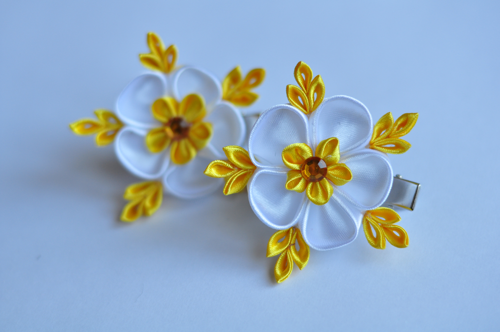 Fermaglio per capelli in stile kanzashi con la carta