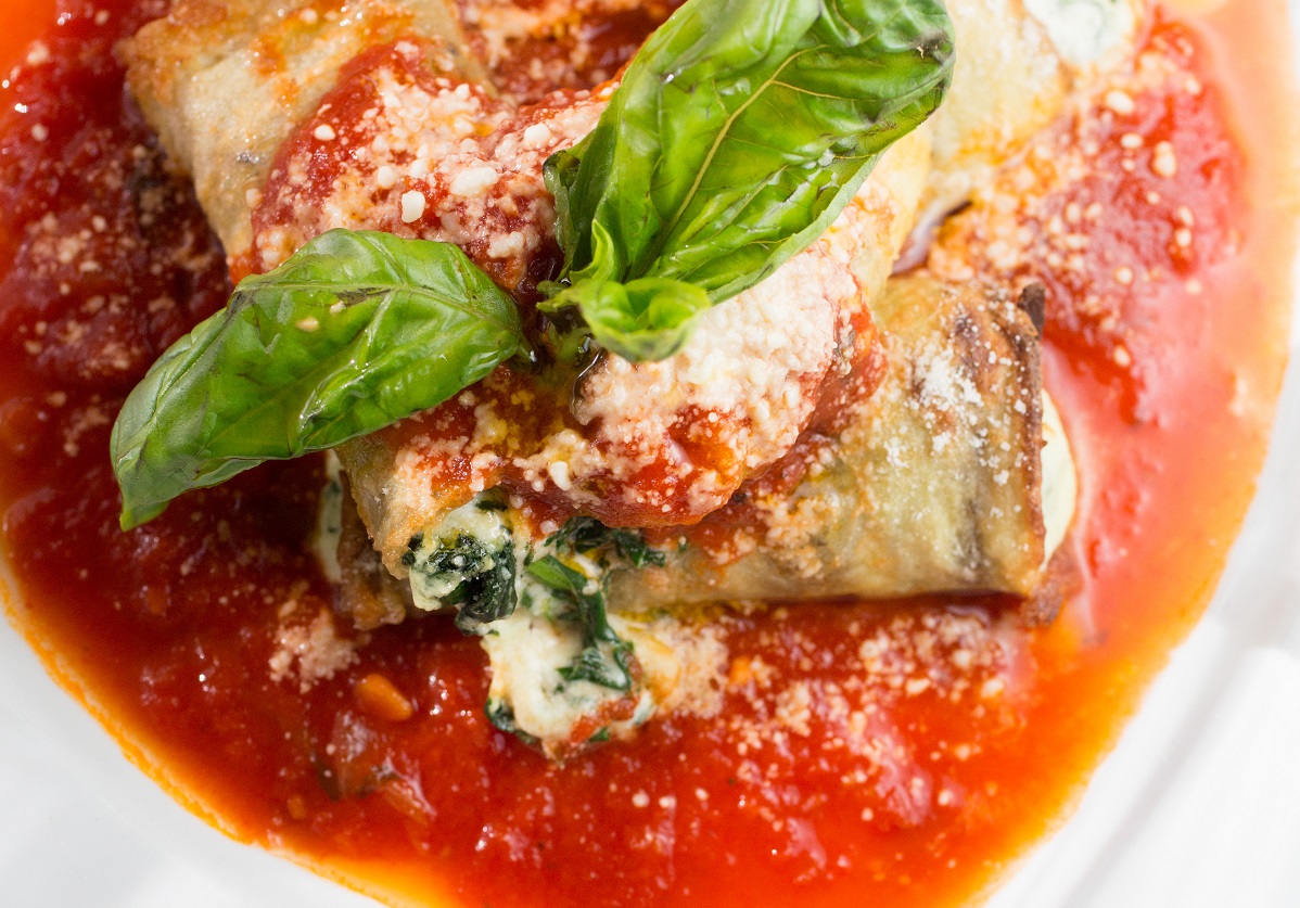 La ricetta estiva degli involtini di melanzana e feta