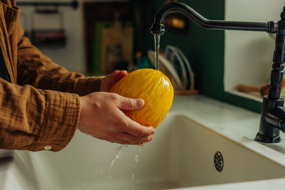La frutta e verdura che nessuno lava (ma dovresti imparare a farlo)