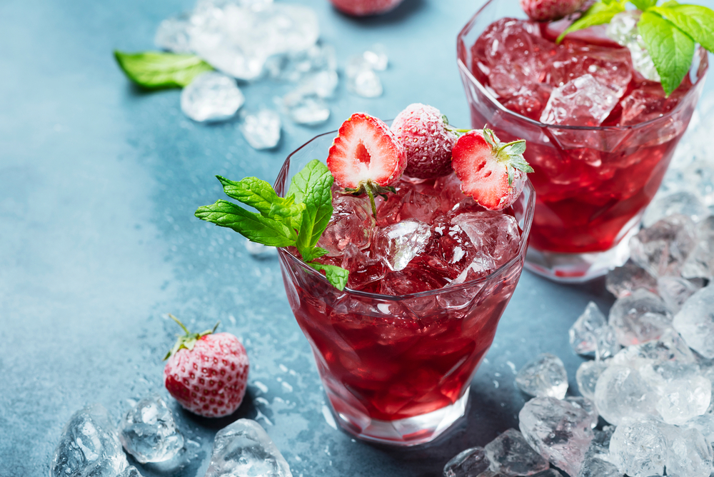 Sangria fragole e menta, il cocktail dell'estate
