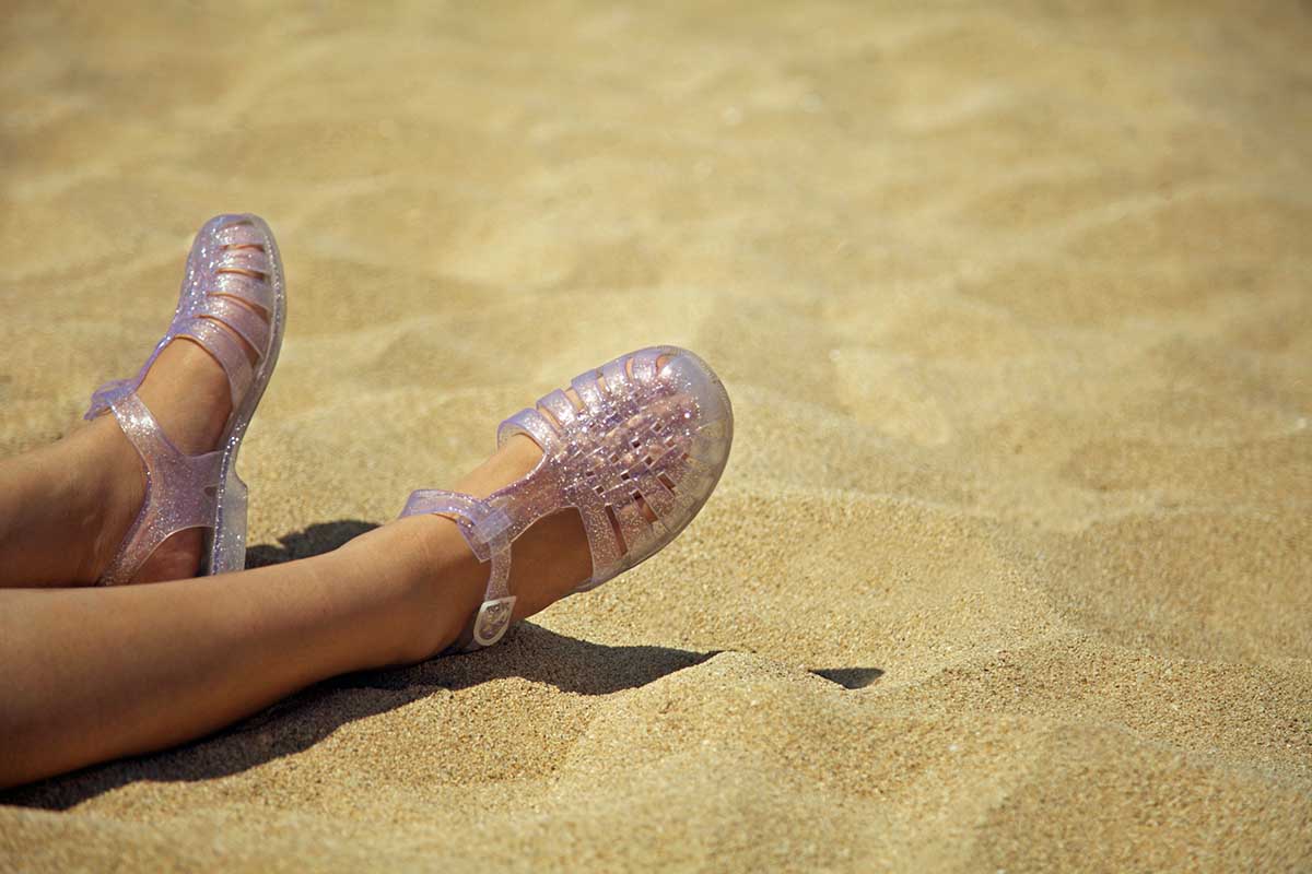 Le jelly shoes vanno di moda nell'estate 2024?